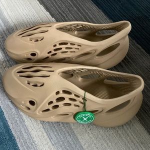 Only wore it once and I got it from StockX  #Yeezy #Foam #RNNR #Onchre